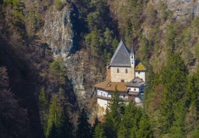 In Trentino c’è un santuario costruito sulla roccia: la sua leggenda è ancora più sorprendente