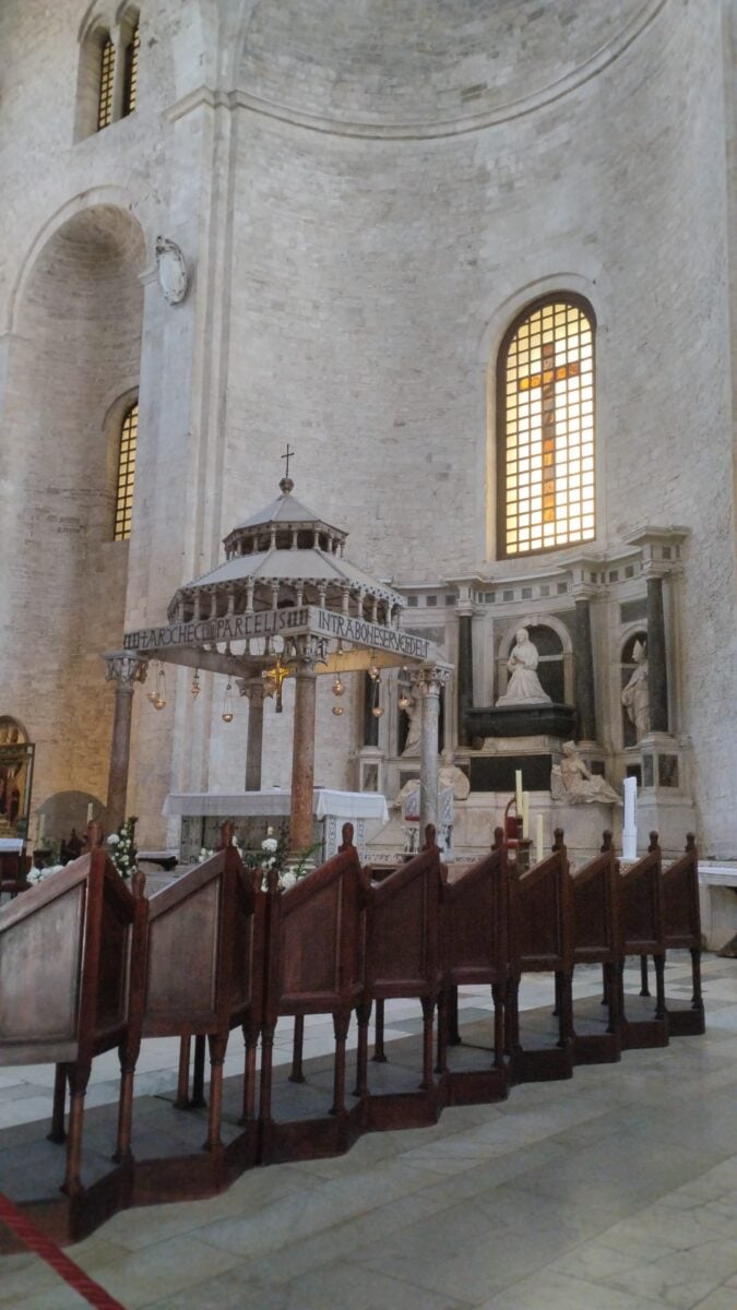 Altare maggiore della Basilica di San Nicola di Bari, Bari.
