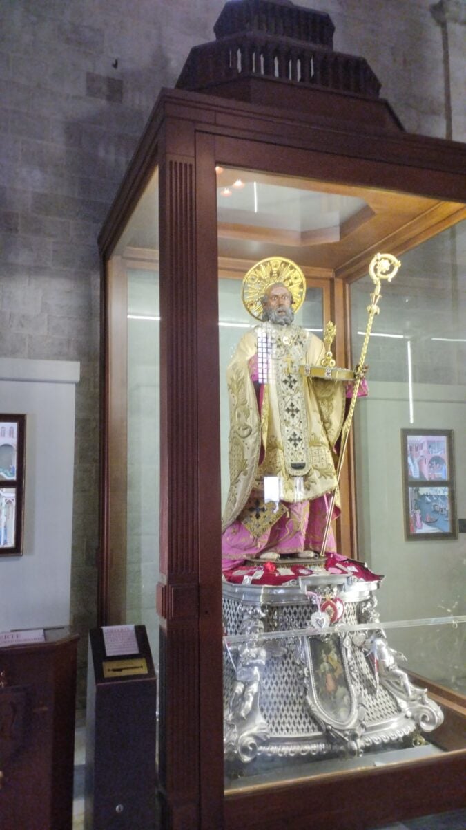 Statua di San Nicola di Bari presente nella Basilica di San Nicola, Bari.