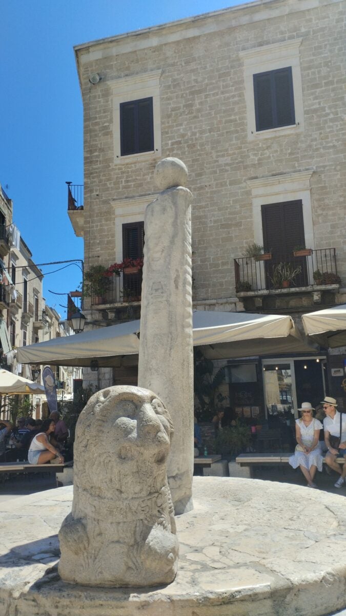 Colonna romana nel centro storico di Bari