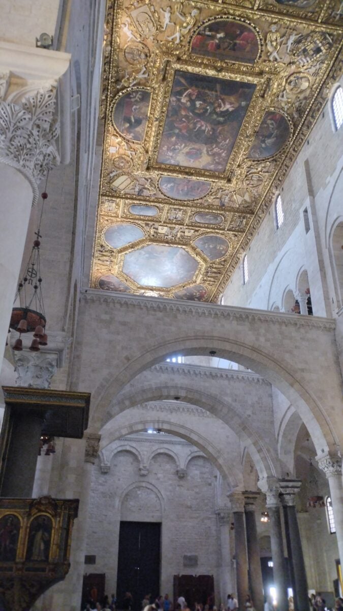 Navata centrale della Basilica di San Nicola di Bari, Bari.
