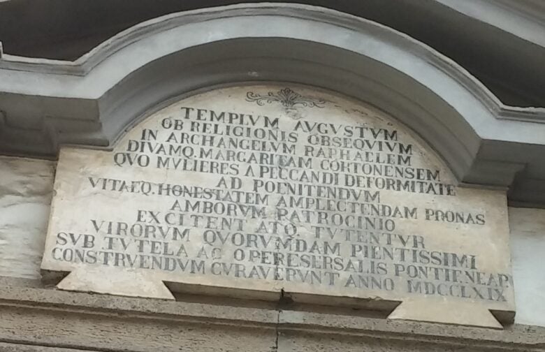 Lapide marmorea in latino della facciata esterna della chiesa di San Raffaele a Materdei, Napoli.