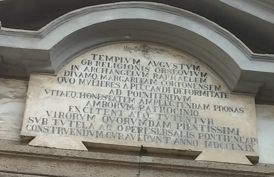 Lapide marmorea in latino della facciata esterna della chiesa di San Raffaele a Materdei, Napoli.