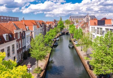Canali da cartolina e pochi turisti: questa città olandese è l’alternativa perfetta ad Amsterdam