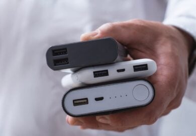 Prima di salire in aereo controlla il power bank: metterlo nel posto sbagliato può essere un problema