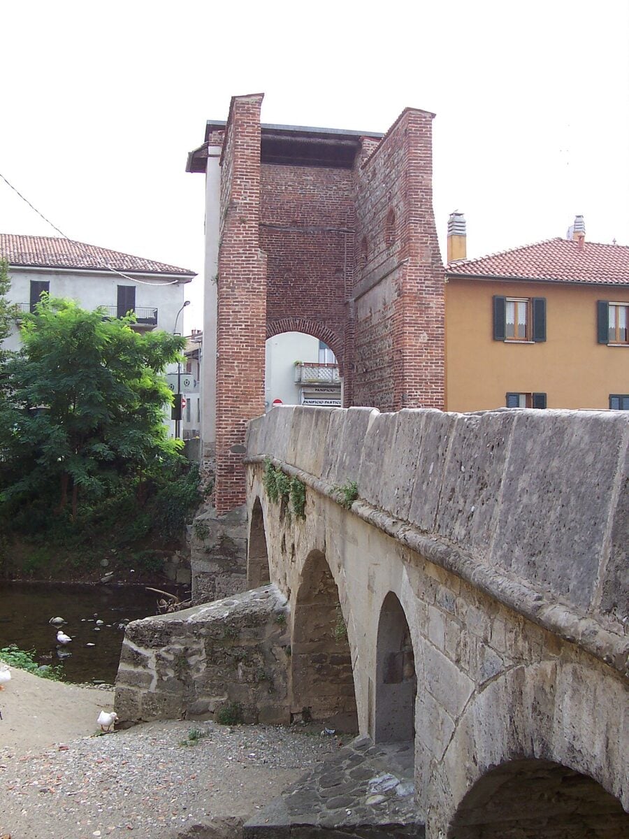 Ponte di San Rocco, borgo in Brianza. Ponte di San Rocco, borgo in Brianza.