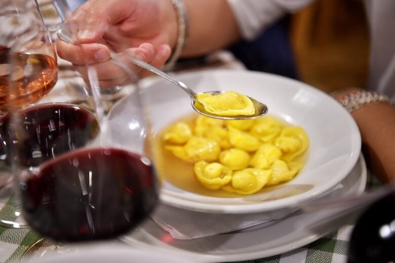 tortellini in brodo piatto tipico bologna